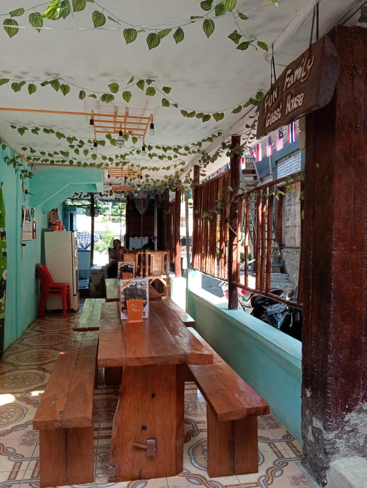 Fun Family Guest House N Jungle Tour Bukit Lawang Esterno foto