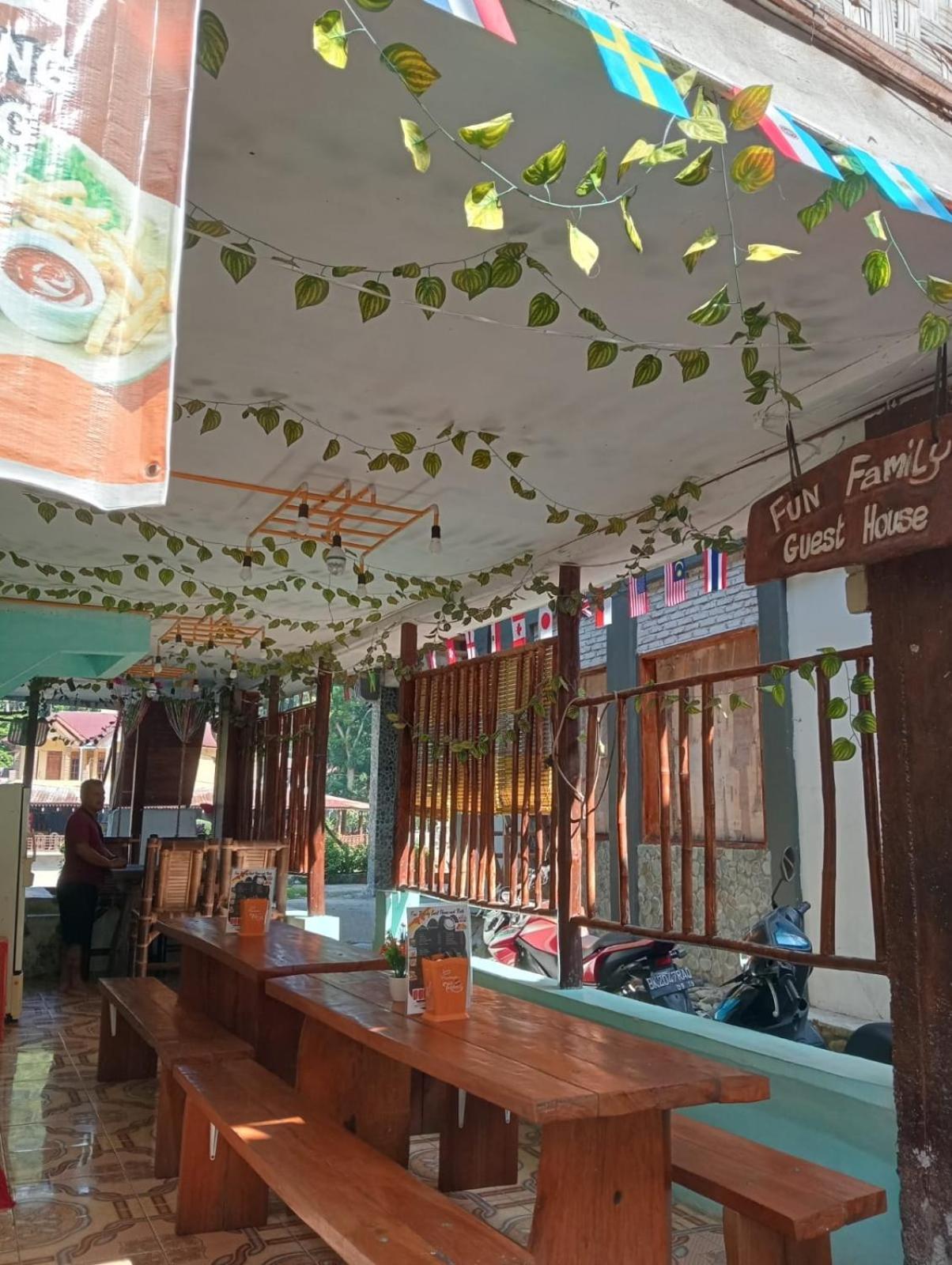 Fun Family Guest House N Jungle Tour Bukit Lawang Esterno foto